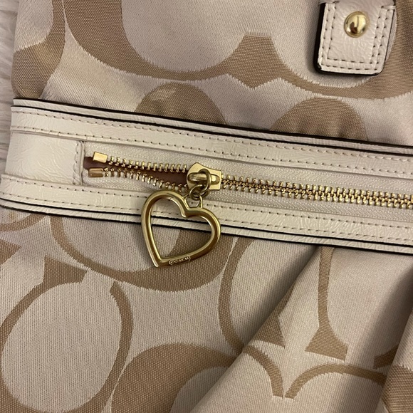 Coach | Poppy | Khaki Signature Tote - Picture 4 of 16